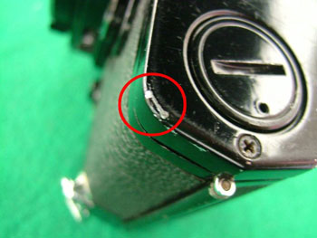 塗料が剥げた跡から、謎の銀色の素材