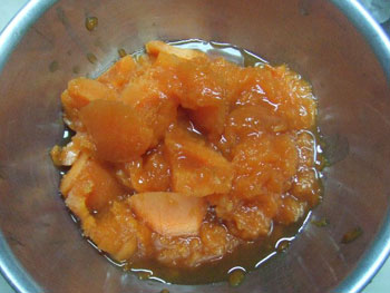 杏の果肉だけを取る