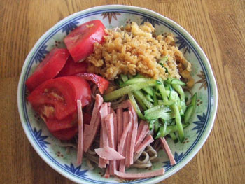 トッピングした冷やしそば