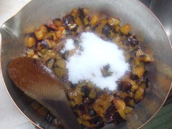 グラニュー糖を加え弱火にする