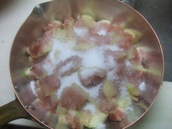 砂糖をかけ、放置する