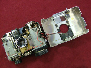 リード線で繋がったカメラ内部