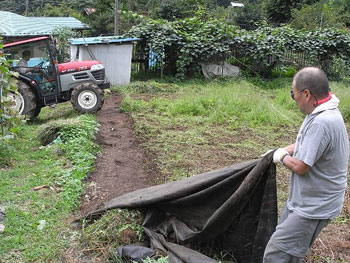 防草シートを敷く