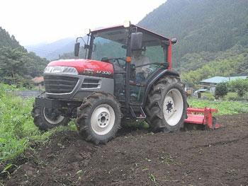 トラクターで畑を耕耘