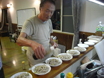 蕎麦つゆをぶっかけて食す