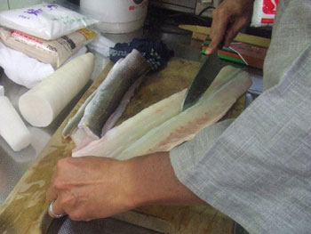 鱧の背の部分の骨を取り去る