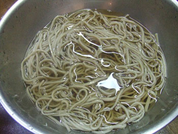 蕎麦寿司の作り方1：茹でた蕎麦を寿司酢に浸ける