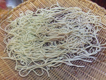 蕎麦寿司の作り方2：笊に揚げる