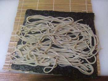 蕎麦寿司（巻物）の作り方3：海苔の上に一本一本並べる