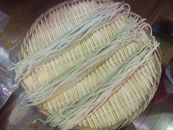 蕎麦寿司（巻物）の作り方4：適度の太さに蕎麦を並べる