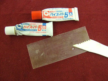 混ぜ合わせた接着剤を塗る