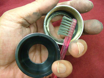 歯ブラシと溶剤で洗浄