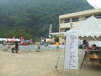 桧原村小学校で夏祭り