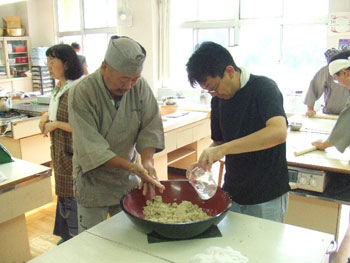 蕎麦打ちに新人が参加