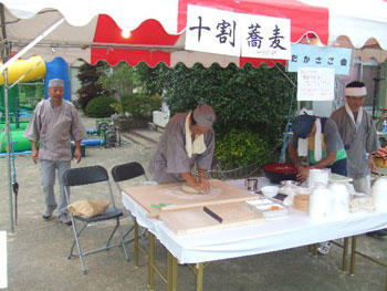 蕎麦打ちのデモンストレーション