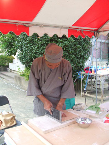 ユニホームを着て蕎麦切り