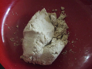 加水して捏ねる