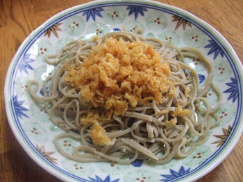 揚げ玉を乗せて