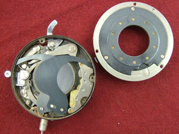 機後部が顔を出す