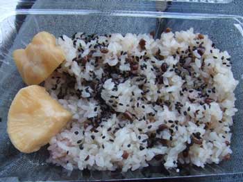 ヤブツルアズキの赤飯を差し入れ