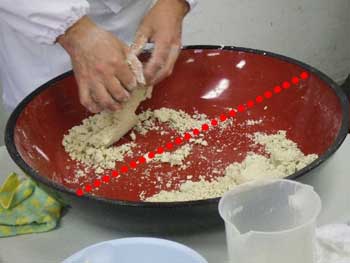 半分に分け、括りをします