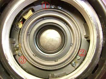 裏側のネジ穴のネジ頭が顔を出しました。