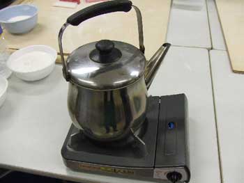 湯をチンチンに沸かします。