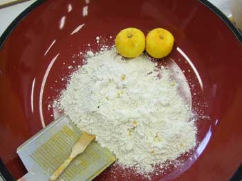 柚の皮の部分を下ろします