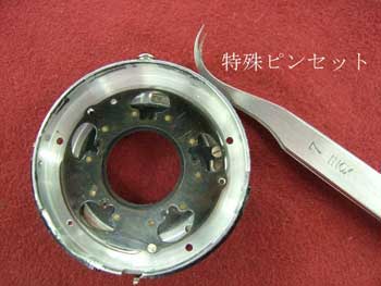 先が曲がっているピンセット