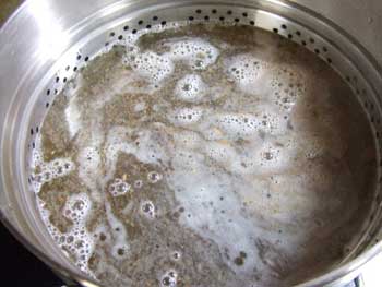 １時間ほど煮出します