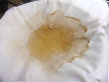 一番出汁を漉し布で漉します