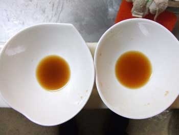 左が店主作のもり汁です。右が小生作