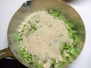 三温糖１００ｇを振りかけ２～３時間放置します。