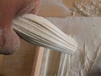 打ち粉を払います