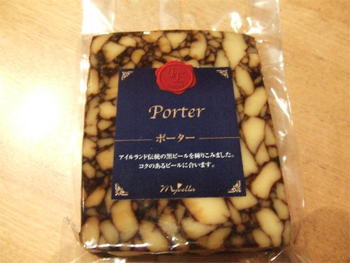 黒ビールにナチュラルチーズを合わせた肴