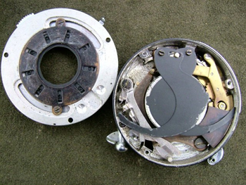 右側の前室に機構部が収まっています