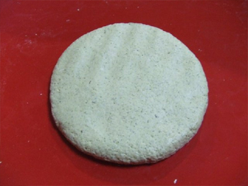 更科粉１００ｇとヨモギ２０ｇ程で捏ね上げました