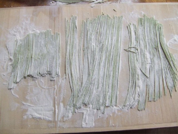 蕎麦包丁の幅３０cmの所で伸しを終了