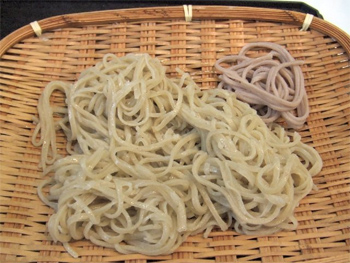 海藻を繋ぎとして打ちます蕎麦