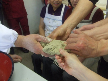 指が確かめている