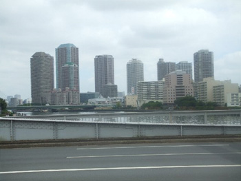 静かに大川は流れます