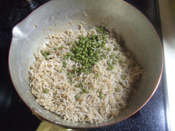 贅沢に青実山椒を入れ、一炊きします