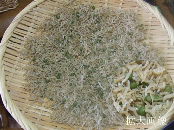 団扇で扇ぎます