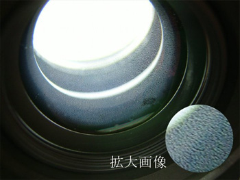 レンズに光を透過させ、斜めから見る