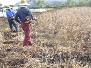 エンジン付き草払機
