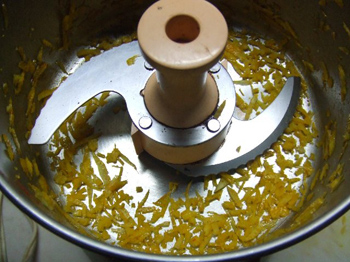 黄色い皮だけカッターで細かく砕く