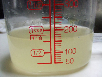 出来ました。種の何処に潜んでいるのでしょう。緩いカンテンみたいに濃厚なペクチン液が出来たのです。余りに濃いので、湯で割りました。
庭の金柑の糖度が増してきました。昨年まで種を捨てておりましたから、種ペクチンを抽出する事で美味しい金柑ジャムが作れそうです。
