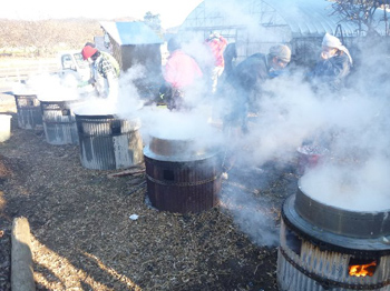 立ち上る湯気と煙