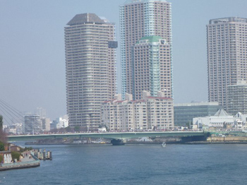 佃大橋を渡るランナー