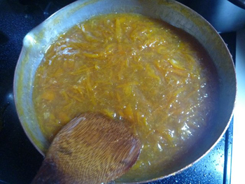 砂糖を加えて冷ます